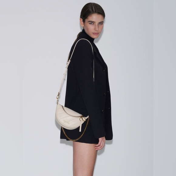 ✨Host pick✨Charles & Keith Cream Crossbody Bag with Gold Chain - Picture 4 of 9